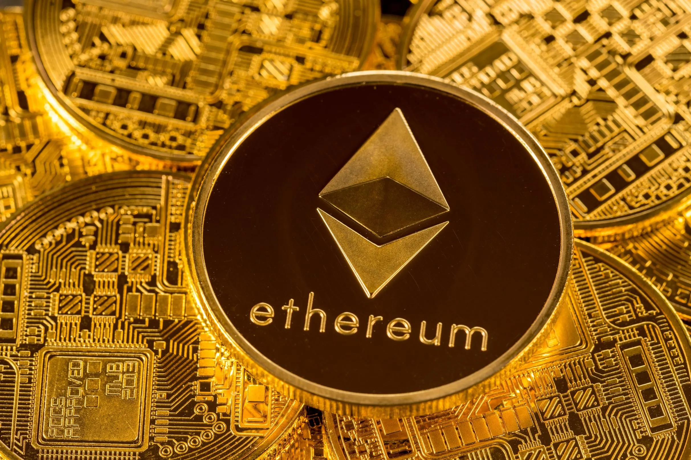 استكشاف ديناميكيات ETH والتوقعات المستقبلية في سوق العملات الرقمية العالمي